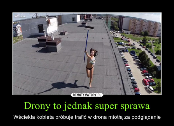 Drony to jednak super sprawa – Wściekła kobieta próbuje trafić w drona miotłą za podglądanie 