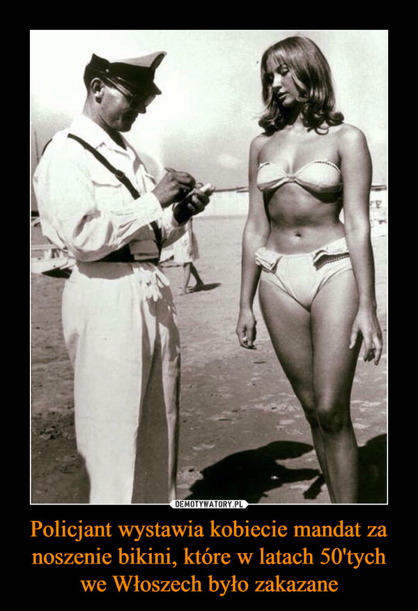 Policjant wystawia kobiecie mandat za noszenie bikini, które w latach 50'tych we Włoszech było zakazane –  