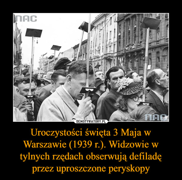 Uroczystości święta 3 Maja w Warszawie (1939 r.). Widzowie w tylnych rzędach obserwują defiladę przez uproszczone peryskopy –  