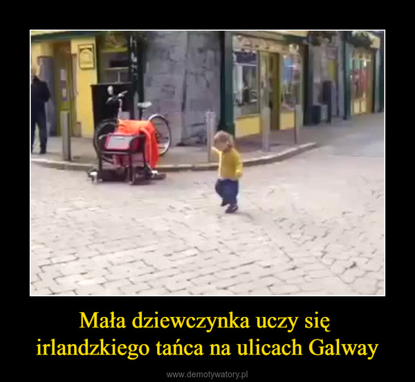 Mała dziewczynka uczy się irlandzkiego tańca na ulicach Galway –  