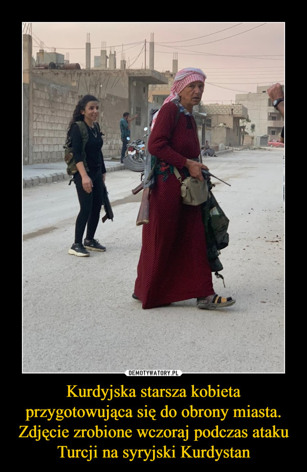 Kurdyjska starsza kobieta przygotowująca się do obrony miasta. Zdjęcie zrobione wczoraj podczas ataku Turcji na syryjski Kurdystan –  