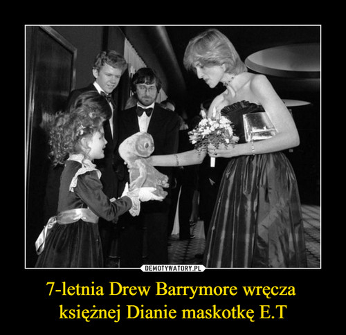7-letnia Drew Barrymore wręcza 
księżnej Dianie maskotkę E.T