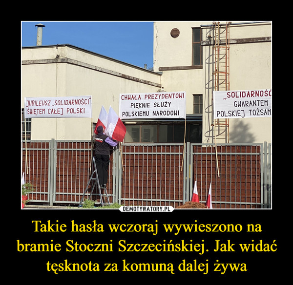 Takie hasła wczoraj wywieszono na bramie Stoczni Szczecińskiej. Jak widać tęsknota za komuną dalej żywa –  