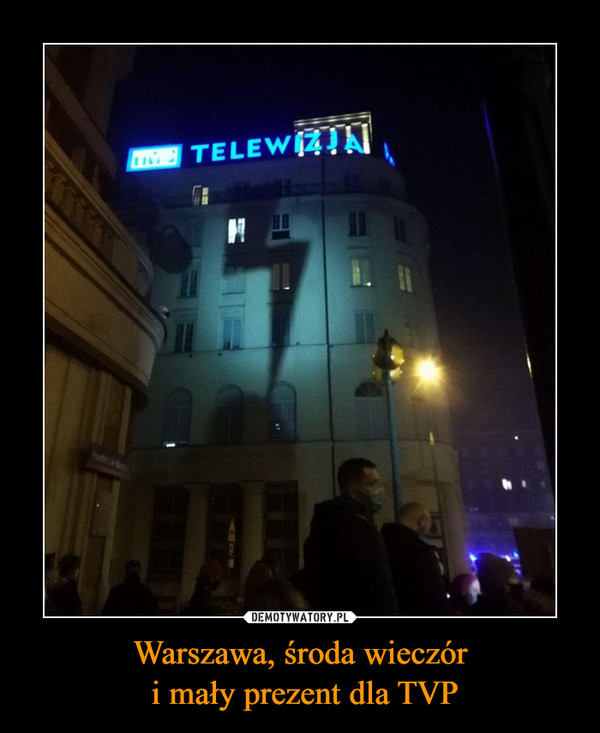 Warszawa, środa wieczór i mały prezent dla TVP –  