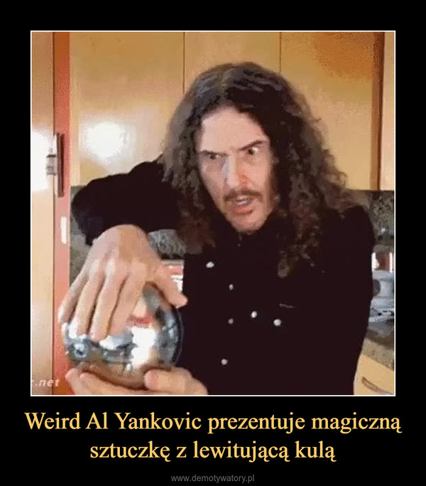 Weird Al Yankovic prezentuje magiczną sztuczkę z lewitującą kulą –  