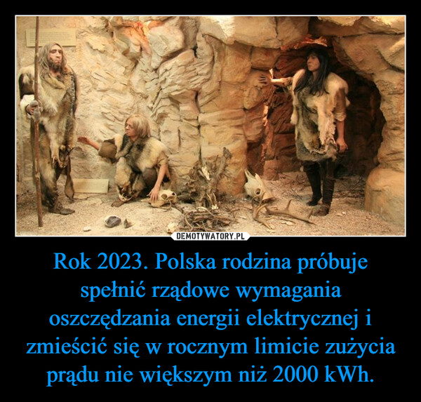 Rok 2023. Polska rodzina próbuje spełnić rządowe wymagania oszczędzania energii elektrycznej i zmieścić się w rocznym limicie zużycia prądu nie większym niż 2000 kWh. –  