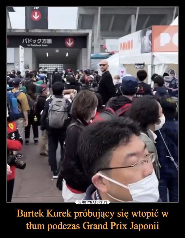 Bartek Kurek próbujący się wtopić w tłum podczas Grand Prix Japonii –  