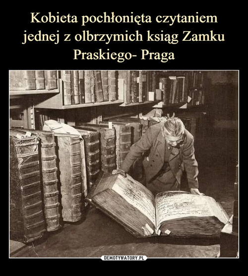 Kobieta pochłonięta czytaniem jednej z olbrzymich ksiąg Zamku Praskiego- Praga