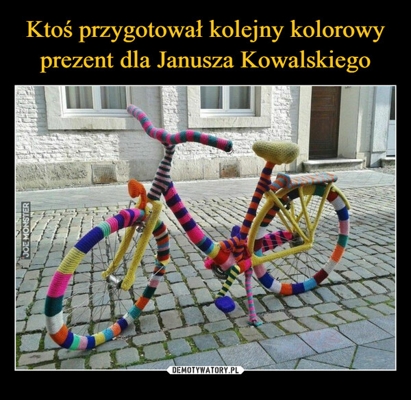 Ktoś przygotował kolejny kolorowy prezent dla Janusza Kowalskiego