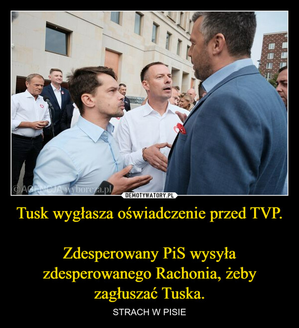 Tusk wygłasza oświadczenie przed TVP.

Zdesperowany PiS wysyła zdesperowanego Rachonia, żeby zagłuszać Tuska.