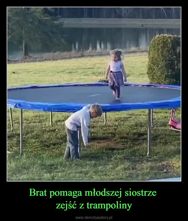 Brat pomaga młodszej siostrze zejść z trampoliny –  